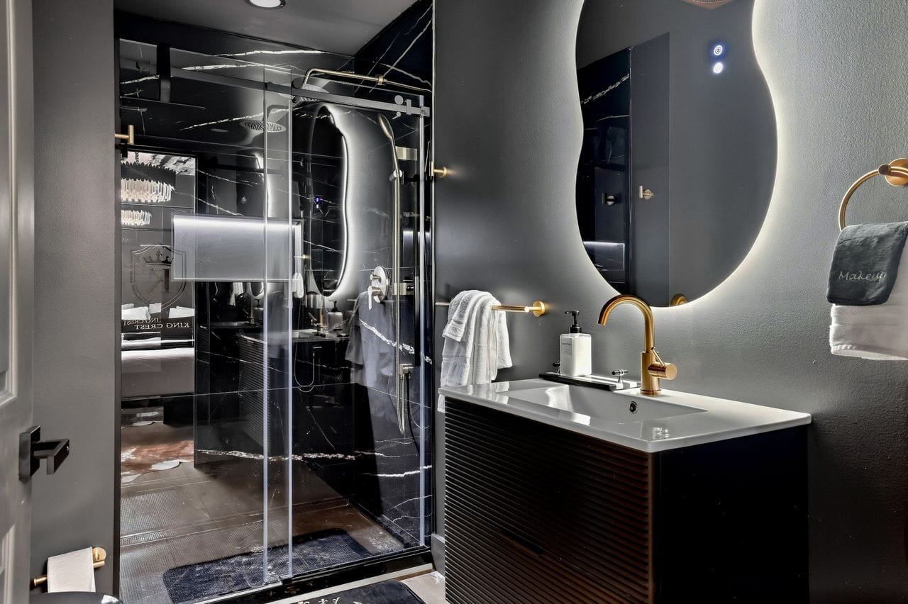 King Crest private ensuite bath