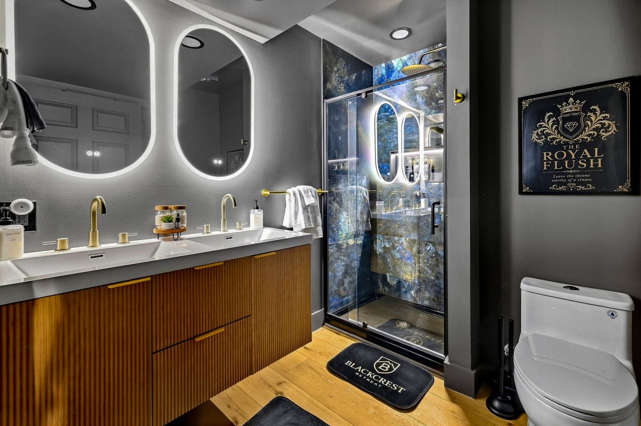 Mid-level bathroom, "The Royal Flush"